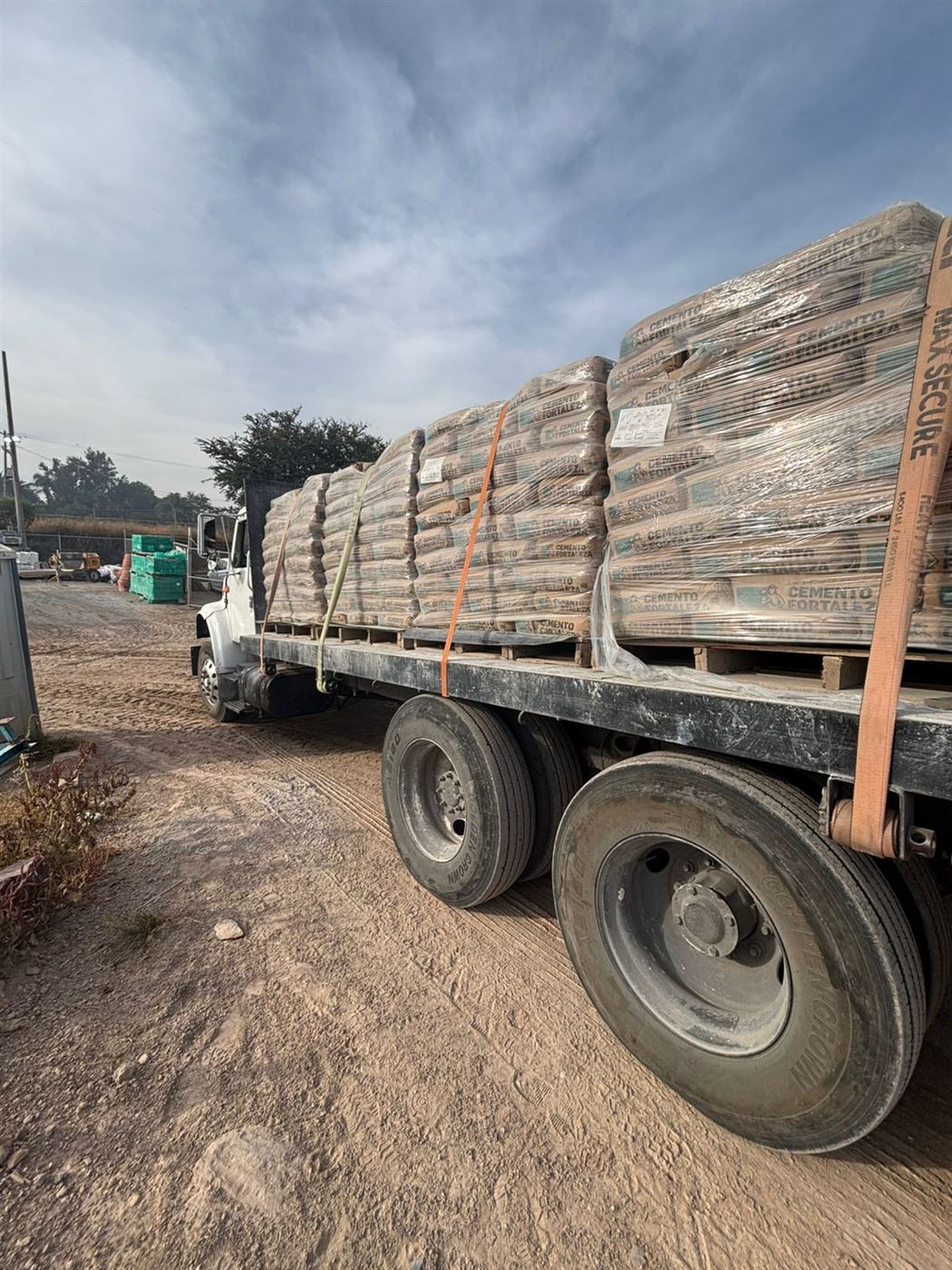 Camión cargado con tarimas de Cemento Fortaleza listo para entrega