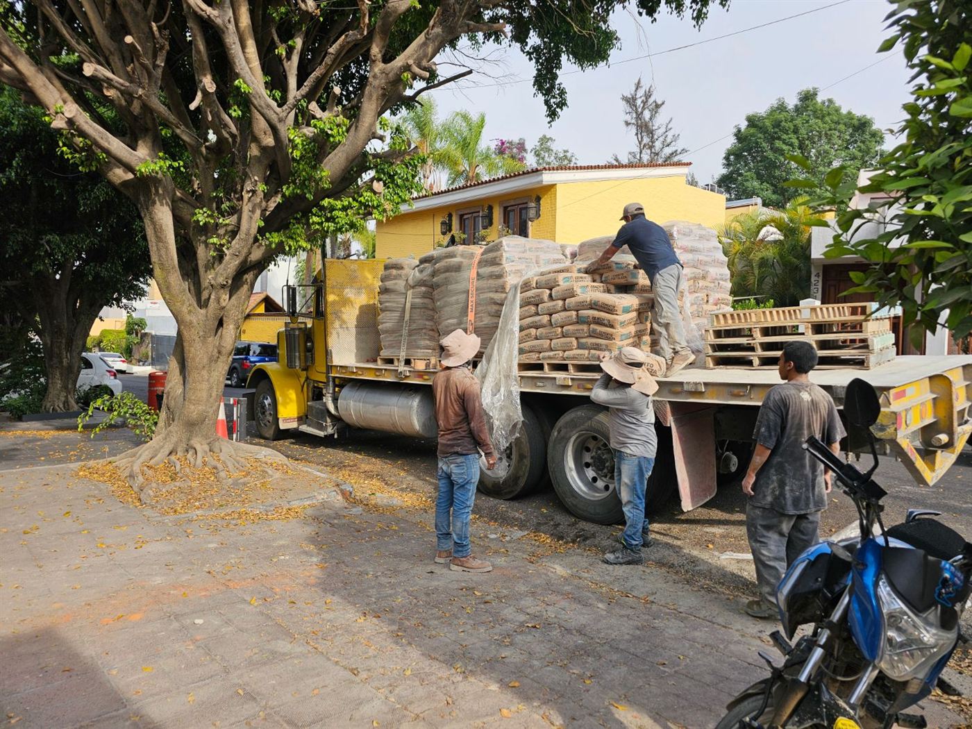 Descarga de bultos de cemento en una obra residencial
