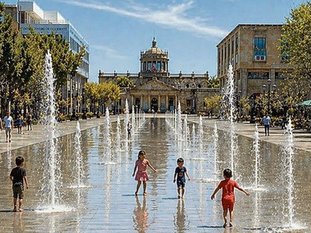 Fuentes de piso en Plaza Tapatía con el Hospicio Cabañas al fondo